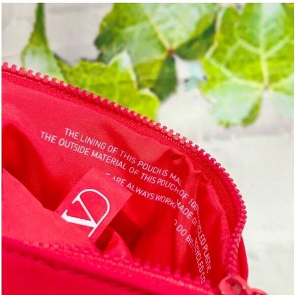 Red Valentino Makeup Pouch, brand new - Picture 2 of 7